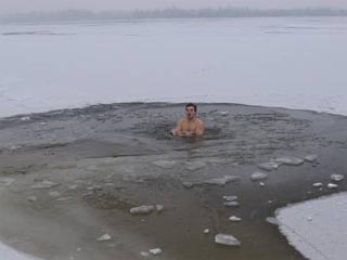 Вадим (днепропетровский морж) купается в проруби (фото).