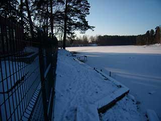Рига, озеро Бабелитес. Пристань снесена, возведены ограждения (январь 2008) (фото)