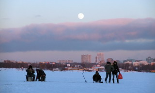Строгино. Вечерний пейзаж у проруби с небом, луной и рыбаками.