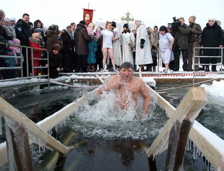 Праздник Крещения в Строгино (Москва), 18 - 19 января 2009 г., купания в проруби (фото)
