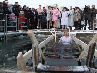 Праздник Крещения в Строгино (Москва), 18 - 19 января 2009 г., купания в проруби (фото)