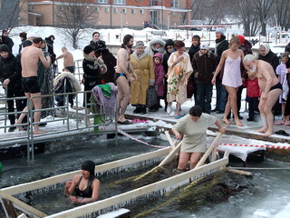 Праздник Крещения в Строгино (Москва), 18 - 19 января 2009 г., купания в проруби (фото)