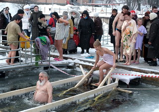 Праздник Крещения в Строгино (Москва), 18 - 19 января 2009 г., купания в проруби (фото)