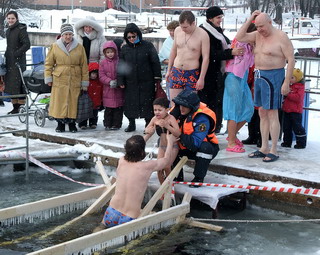 Праздник Крещения в Строгино (Москва), 18 - 19 января 2009 г., купания в проруби (фото)