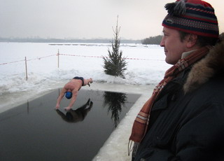 Праздник Крещения в Строгино (Москва), 18 - 19 января 2009 г., купания в проруби (фото)