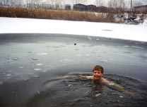 Моржевание и закаливание в Тюмени. Купание детей в проруби. А чем занимаются Ваши дети?! (фото)