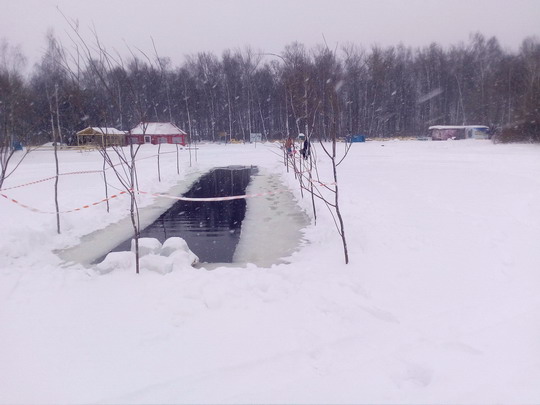 Моржевание (зимнее плавание) во Фрязино, прорубь на озере Большом