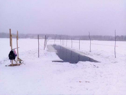 Моржевание (зимнее плавание) во Фрязино, прорубь на озере Большом