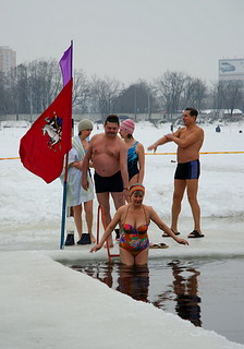 Праздничный заплыв в проруби (фото)
