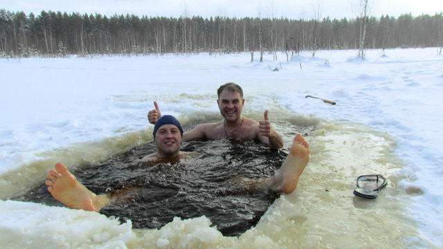 Красивые розовые пятки - верный признак здорового и бодрого моржа!