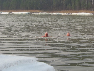 14.04.2012. Заплыв С.Демидова и В.Панасюка через Катунь, окаймленную ледяными торосами.