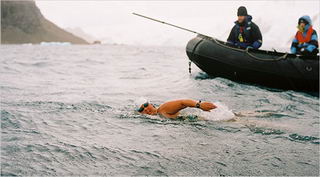 Линн Кокс (Linne Cox) - выдающаяся американская пловчиха в стиле "open water swimming". В 2002 году совершила заплыв вблизи берегов Антарктиды в воде с "околонулевой" температурой, 1931 м, 25 минут (см. фото). По итогам заплыва написала книгу "Swimming to Antarctica". Её рекорд держался довольно долго, пока в 2011 году его не побили наши ребята.
