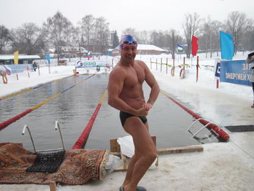 Победитель в соревнованиях по зимнему плаванию А.Зеленецкий