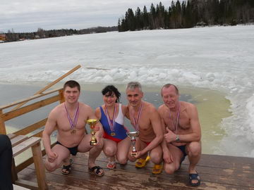 Победный финиш московских моржей в валдайской проруби, апрель 2013 г.