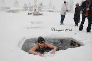 Погода во время купания в проруби была довольно тёплой, но снег и ветер делали её менее жаркой