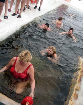 А женщины уже в проруби купаются! (фото)